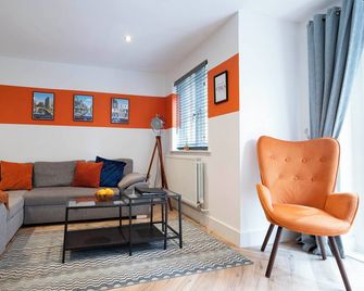 The Chaucer - Modern 3 Bed Home with parking close to city centre - Canterbury - Living room