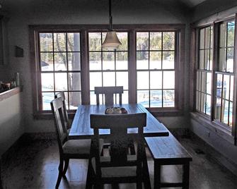 Beautiful Lakefront Home is located in Woods on Cole Pond. Near Stratton - Jamaica - Comedor