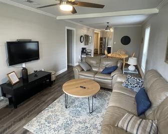Reveille House - Close to Kyle Field and all the Fun! - Bryan - Living room