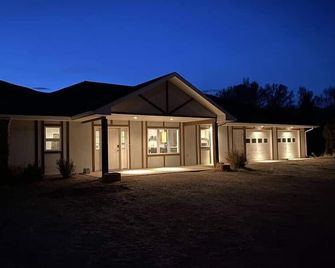 Modern Luxury Home on the River w/ 4 Bedrooms - Dubois - Gebouw