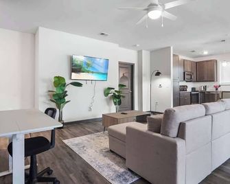 Luxurious King 3 Bedroom Suite in North Raleigh - Wake Forest