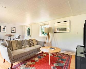 Delightful Urban Retreat - Seattle - Living room