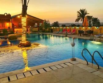 Tunis Pyramids Hotel - ‘Izbat an Nāmūs - Pool