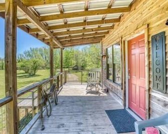Romantic Peaceful Getaway Cabin w/ Hot Tub - Norfork - Balcony