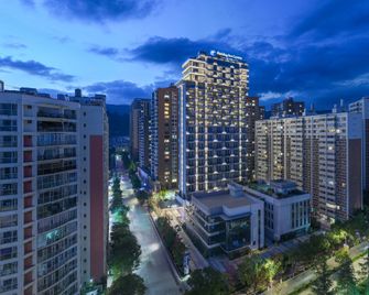 Holiday Inn Express Kunming Yiliang Center By IHG - Kunming - Gebouw