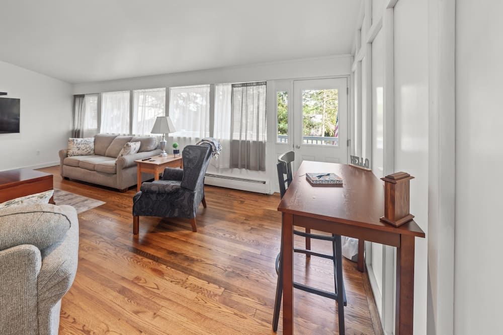 State College home close to everything! - Houserville - Living room