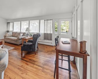 State College home close to everything! - Houserville - Living room