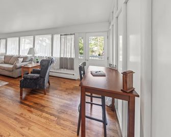 State College home close to everything! - Houserville - Living room