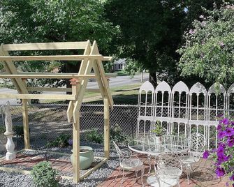 Adorable-1bedroom unit with pretty garden in Springfield il - Springfield - Patio