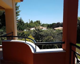 Agrili Apartments & Rooms - ניקיטי - מרפסת