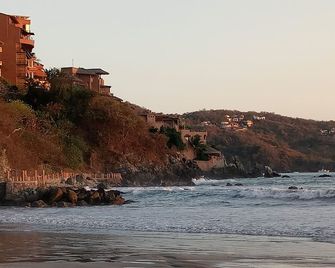 Private Casita, 1br, A/C, 1 Block To The Best Beach In Zihuatanejo - Zihuatanejo - Beach