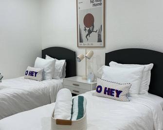 Stylish 4BR Mid-Century Oasis with Pool - Elk Grove - Slaapkamer