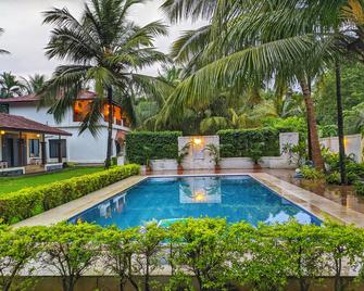 Ice Apple Resort - Alibag - Piscina
