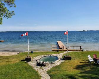 Home of 1000island#3-Directly on STL river private beach FREE boat docking - Gananoque - Plage