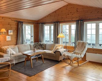 Stunning Home In Sjusjøen With Sauna - Sjusjøen - Living room