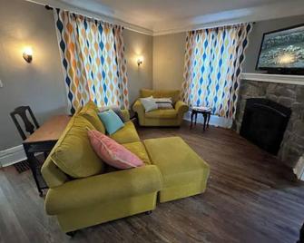 3-bedroom historic house in Ingersoll - Ingersoll - Living room