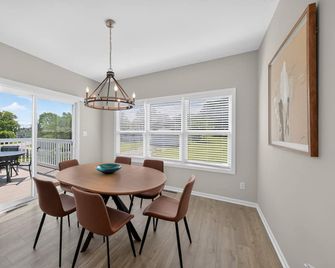 Cedar Lake 4br Home For 8 W/ Lake Views 4 Bedroom Home - Cedar Lake - Dining room