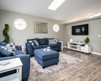 Fresh & Modern Home-Away-From-Home Near St Charles - O'Fallon - Living room