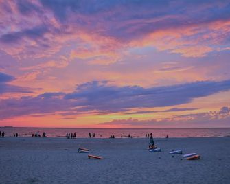 'Seahorse Retreat' Condo 1 block from Beach in historic Cape Charles! - Cape Charles - Playa