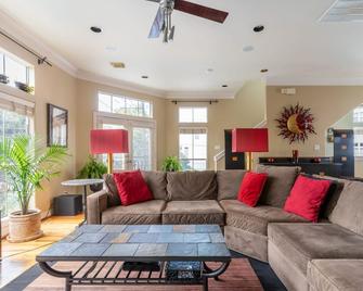 Washington Corridor & Park Living by RedAwning - Houston - Living room