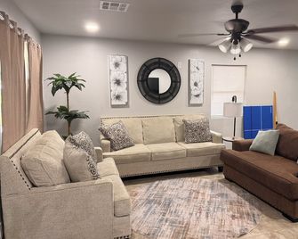 Perfect 3-bedroom house with AC in awesome Moore neighborhood - Moore - Obývací pokoj