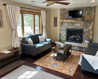 New! Mountain cabin escape - 1 hr from DIA! Gas firepit & Wifi - Pine - Sala de estar