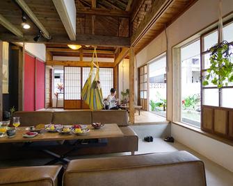 Retreat at a traditional Okinawan house! [Umino24] - Nanjo - Living room