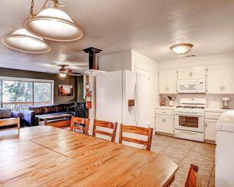 Golden Trout Retreat - Oakhurst - Essbereich