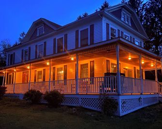 Spacious 5-bedroom farmhouse in delightful Kenoza Lake with WiFi, AC, - Kenoza Lake - Edificio