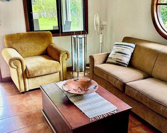 Riverside oasis with private pool and backyard. Walking distance to the beach. - Paquera - Sala de estar