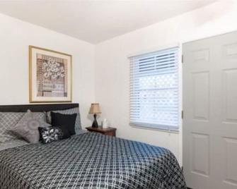 Summer Leaf - Los Angeles - Bedroom