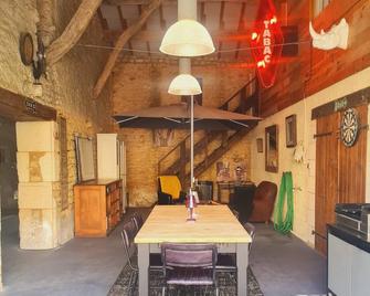 Apartment in renovated barn - Le Gua - Comedor