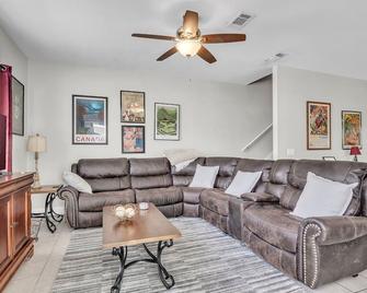The Victory House by OneHometown Getaways - Starkville - Pokój dzienny