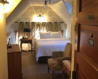 Blocks From Ocean -Cozy Queen-A Getaway For Two - Pacific Grove - Bedroom