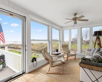 Newly Renovated Summer Island Pt Home Surrounded By Water With Spectacular Views - Branford - Living room