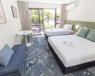 Currimundi Hotel - Battery Hill