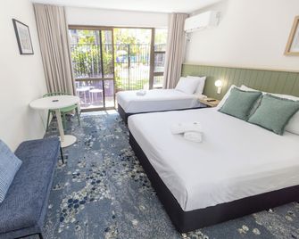Currimundi Hotel - Battery Hill