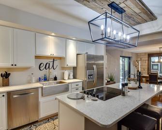 Large Home with Game Room, 4 Mi to Mississippi River - Bettendorf - Kitchen