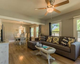 Welcome To Chateau Three Four Five Downtown Paso! - Paso Robles - Living room