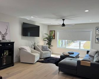 Newly Built, Modern Home Sleeps 10 on Houston Lake in beautiful Perry, GA! - Perry - Huiskamer