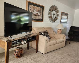 Golf Course Home in Sun City, 11 minutes from State Farm Stadium, pet friendly - Sun City - Sala de estar