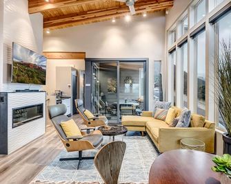 Experience luxury at Sedona Canyon Terrace, a 2BR retreat with stunning canyon views. - Sedona - Living room