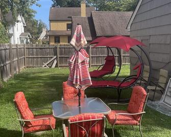 2-bedroom residential home with pool 30 mins from NYC and Beaches - Plainfield - Patio