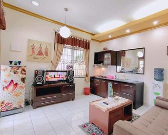 Villa Kota Bunga Camelia - Pacet - Cocina