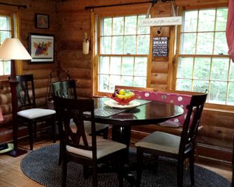 Log Cabin Rental for Eight Guests with Walk-Out Bedroom near Manchester, Vermont - Sandgate - Dining room