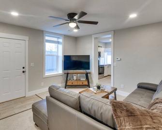 Stylish Logan Retreat with Smart TV and Central AandC! - Logan - Sala de estar