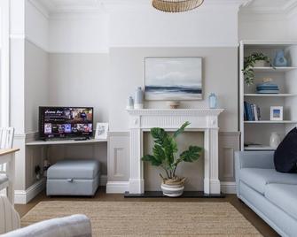 Grove Apartment with Free on street Parking - Worthing - Living room