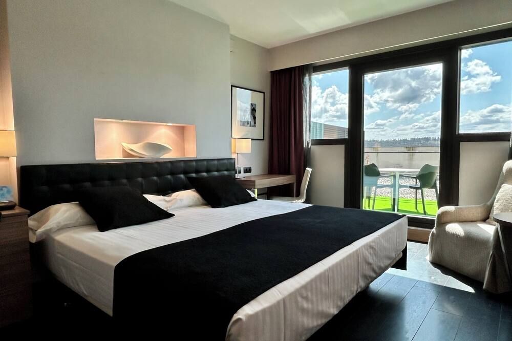 يو آر إتش أوتل ثينن بالاغاريس - افيلس - غرفة نوم