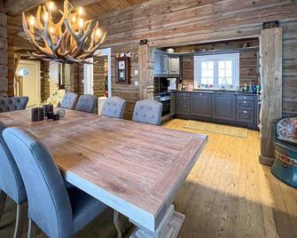 Awesome home in Reinli with WiFi - Bagn - Restaurante