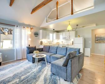 Bandon Beach House Rental Walk to Downtown! - Bandon - Living room